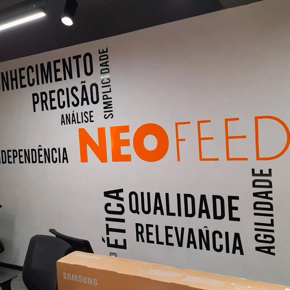 Adesivo Recortado de Parede para Comunicação Interna NeoFeed