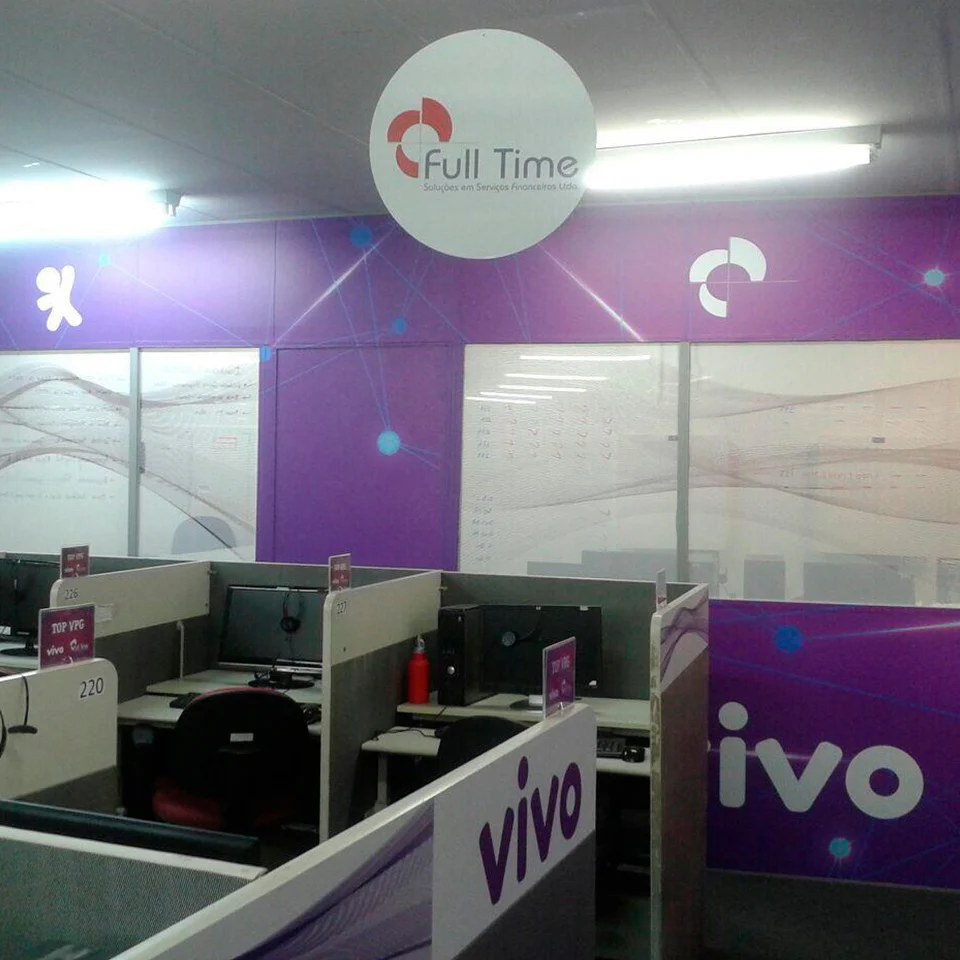 Comunicação e Adesivação Interna Full Time: Soluções Personalizadas para Ambientes Corporativos