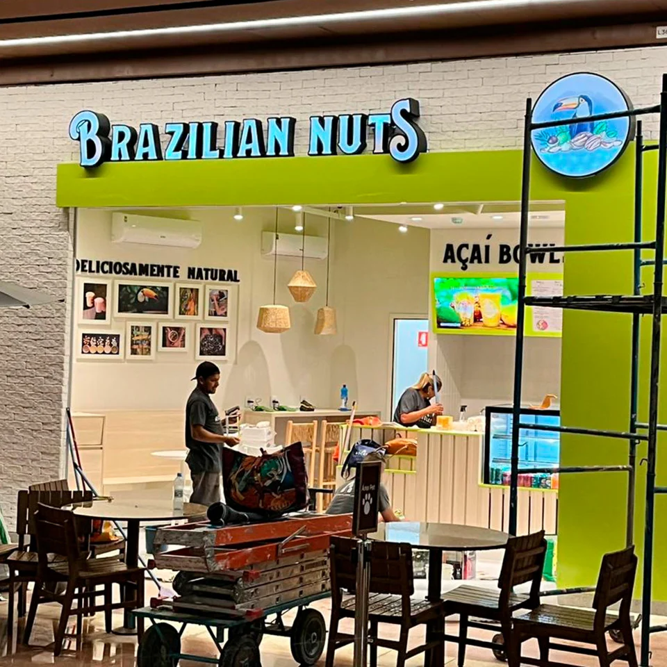 Fachada em ACM com letreiro iluminado Brazilian Nuts