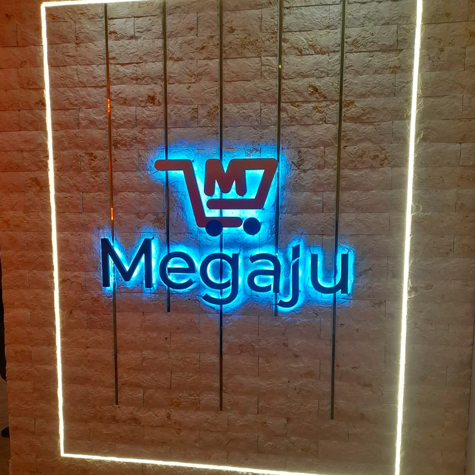 Letra caixa em chapa com iluminação retroversa-indireta Megaju