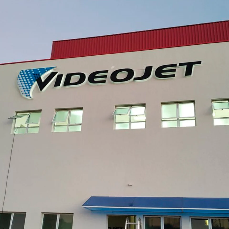 Letra caixa em chapa com iluminação retroversa-indireta VideoJet